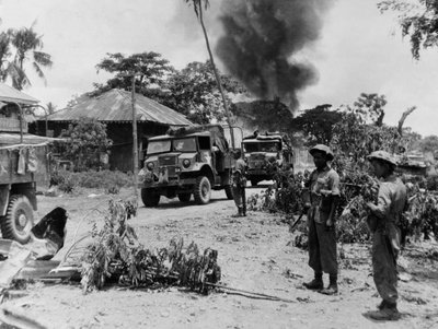 Indiase troepen van de 17e Divisie in Payagyi tijdens de laatste kilometers van de opmars naar Rangoon, april 1945 door English Photographer